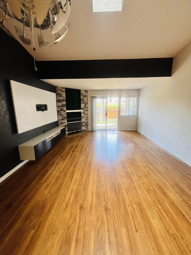 Building Photo - $3,000 - 2 Bed / 2 Bath Condo in Oceanside