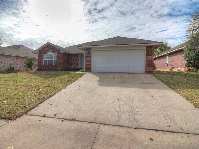 Building Photo - AVAILABLE NOW! North Norman 3 Bed 2 Bath B...