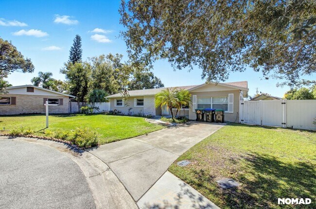 Foto del edificio - Updated, Large yard, quiet neighborhood, and convenient location