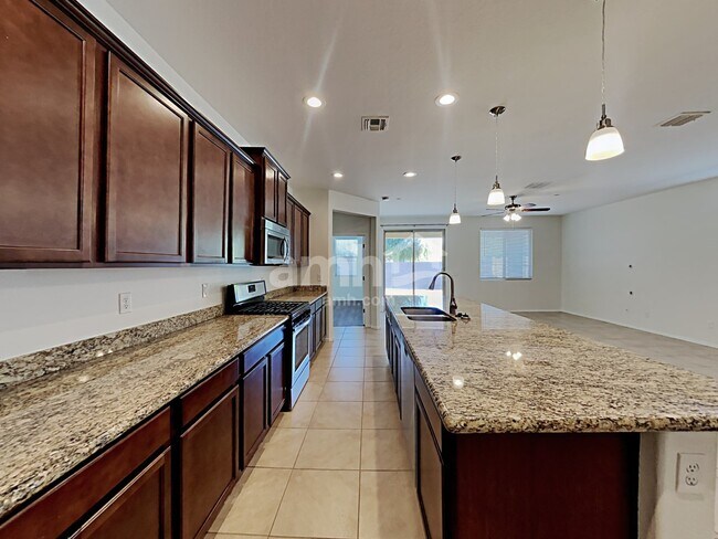 Foto del edificio - 1838 N 212th Ln