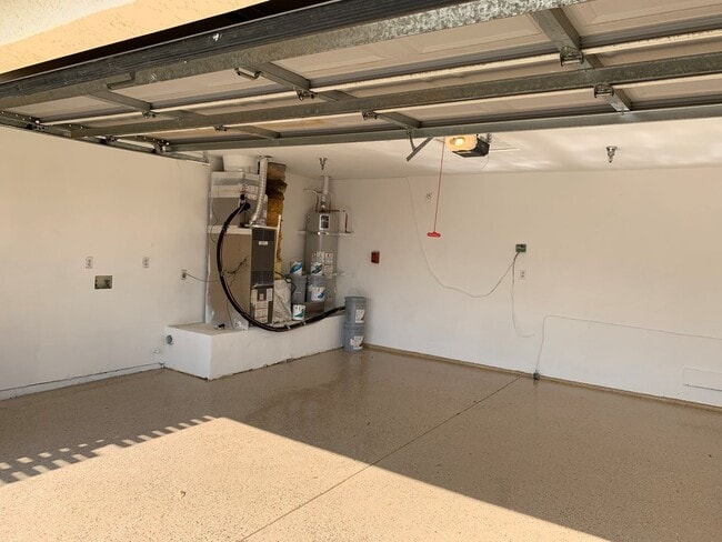 Building Photo - Clean 3 Bedroom 2 Bath