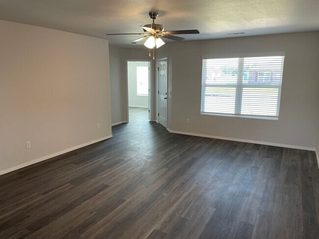 Foto del edificio - *Pre-leasing* Four Bedroom | Two Bath Home...