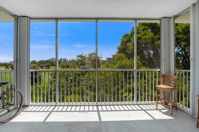 Building Photo - 2800 N Palm Aire Dr