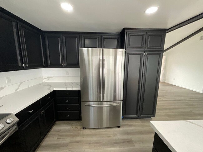 Building Photo - Completely Remodeled: Mesa Verde Community...