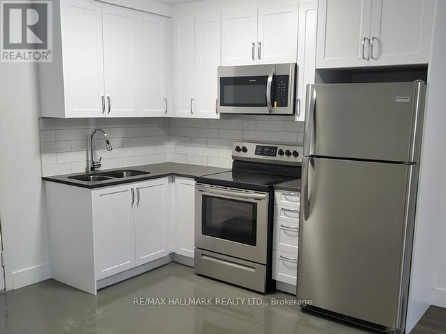 Photo du bâtiment - 245 Howland Ave