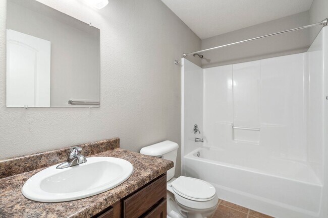 Building Photo - 4011 N Thistle Dr