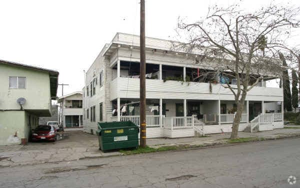 Primary Photo - 815-825 E Channel St