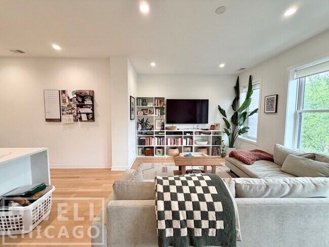 Foto del edificio - 969 W 18th St