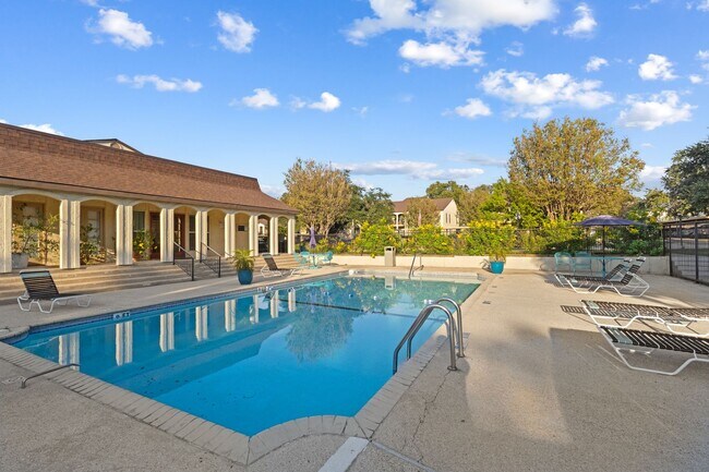 Foto del edificio - 8702 Village Dr