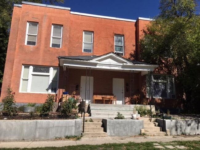 Building Photo - Private Guy Room in 5 bedroom 2 bath triplex