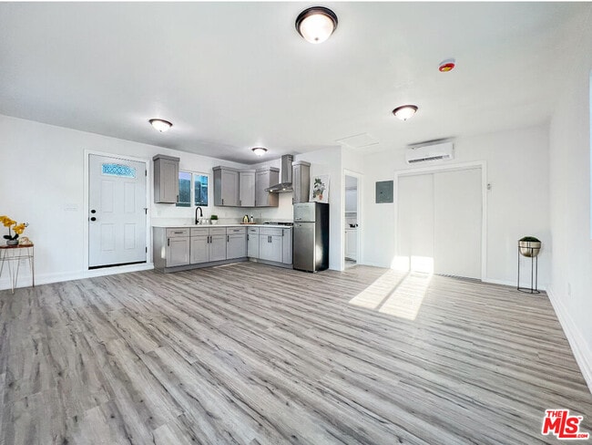 Building Photo - 8946 Bryson Ave