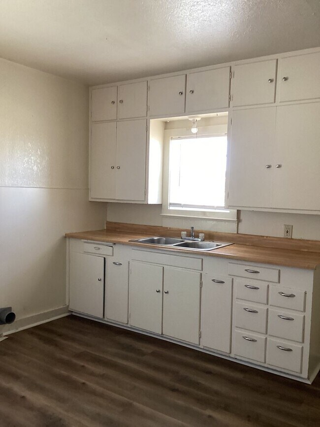 Foto del edificio - Charming 2 Bed 1 Bath Home Located in Portales!  Small Dogs and/or Cats Upon Approval!