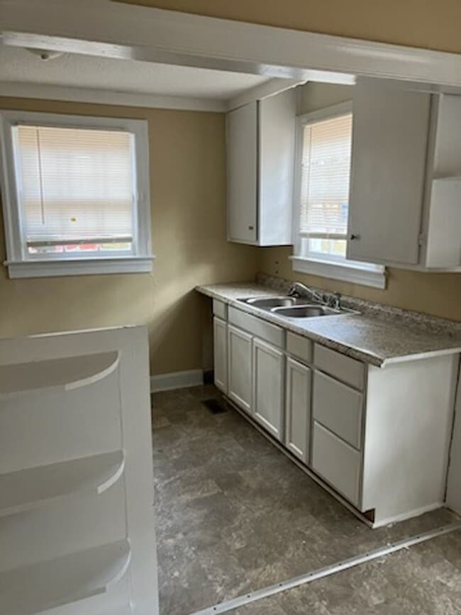 Building Photo - 915 College Cir N