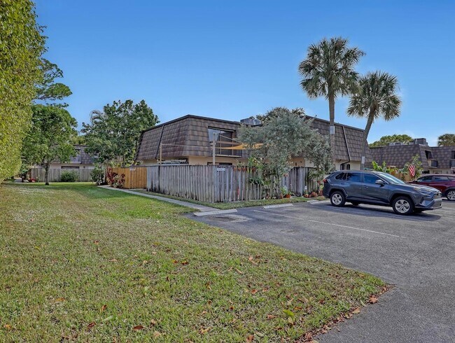 Foto del edificio - 4095 Palm Bay Cir