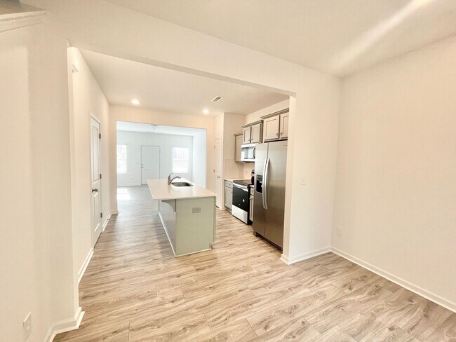 Foto del edificio - BEAUTIFUL 2 br 2.5 ba townhome, close to I-85, dining and shopping