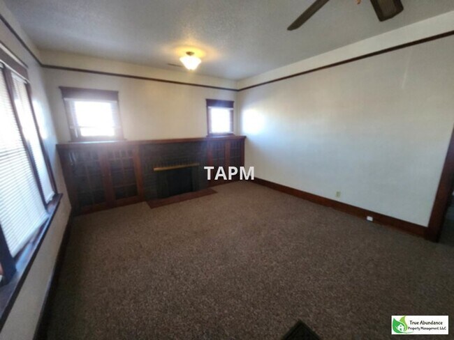 Building Photo - Very Nice 2 Bedroom Main level of house