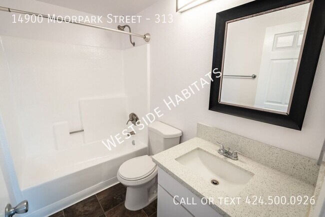 Foto del edificio - 14900 Moorpark St