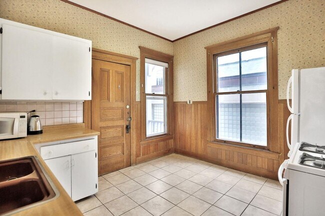 Building Photo - 546 Holly Ave