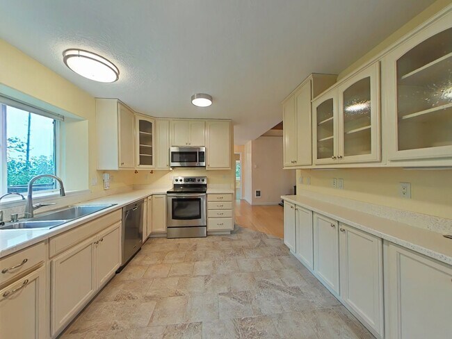 Foto del edificio - Huge 5 Bedroom Cabin-Style Home on 2+ Wood...