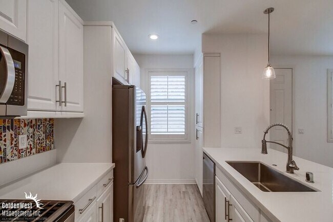 Building Photo - Stunning 3Bdm 2.5Ba Townhome in the Heart of Imperial Beach