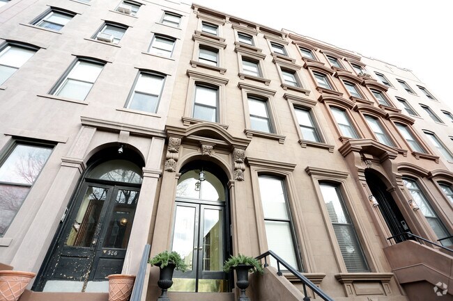 Building Photo - 584 Henry St