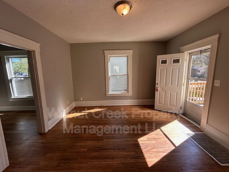 Primary Photo - 229 Gates Ave