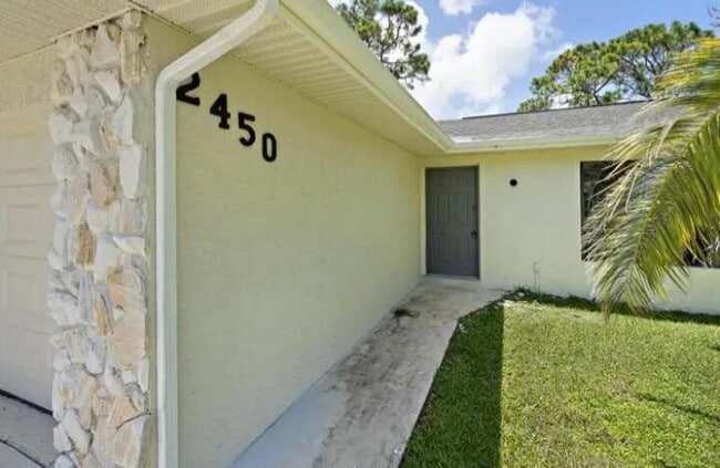 Building Photo - 2450 SW Bayshore Blvd