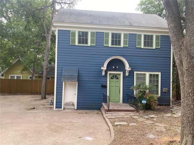 Building Photo - 3303 Duval St