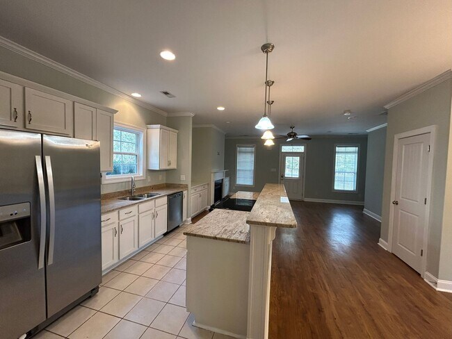 Foto del edificio - Enjoy private living in this beautiful 3 bedroom, 2.5 bathroom home on almost half acre lot!