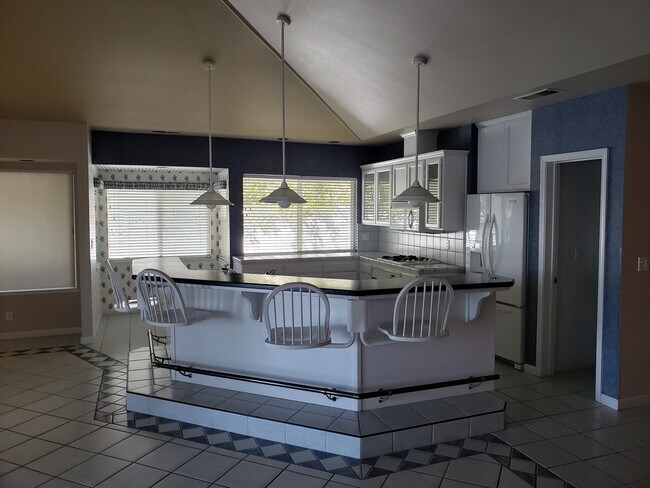 Foto del edificio - Lakefront Living in this 3/2 Beautiful Home! (55+ Community)