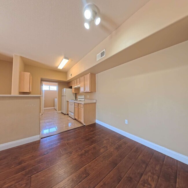 Building Photo - Lovely 2 Bed, 2 Bath Condo at South Gate!