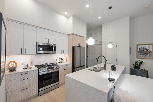 Building Photo - 967 Whirlaway Cres