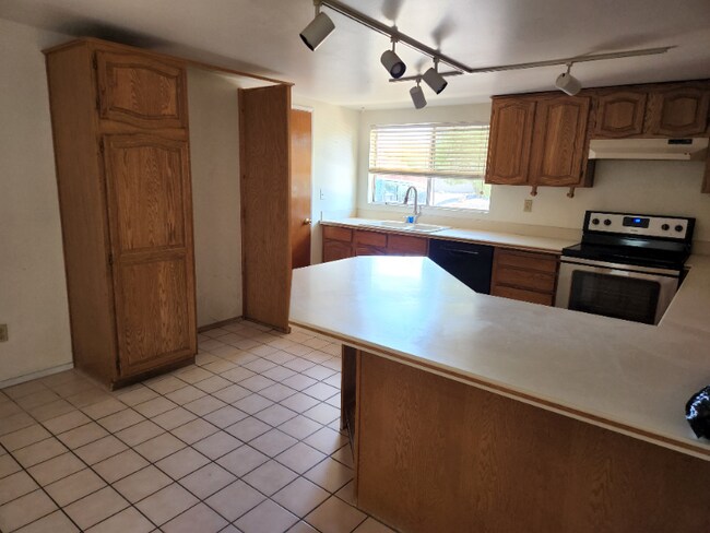 Building Photo - 457 N Madris Dr