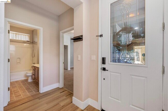 Building Photo - 822 Shasta Daisy Dr