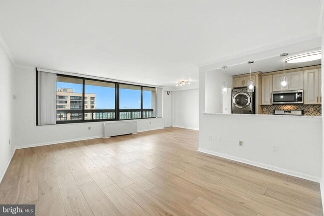 Foto del edificio - 3705 S George Mason Dr