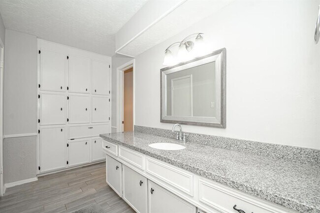 Foto del edificio - 5414 Forest Timbers Dr