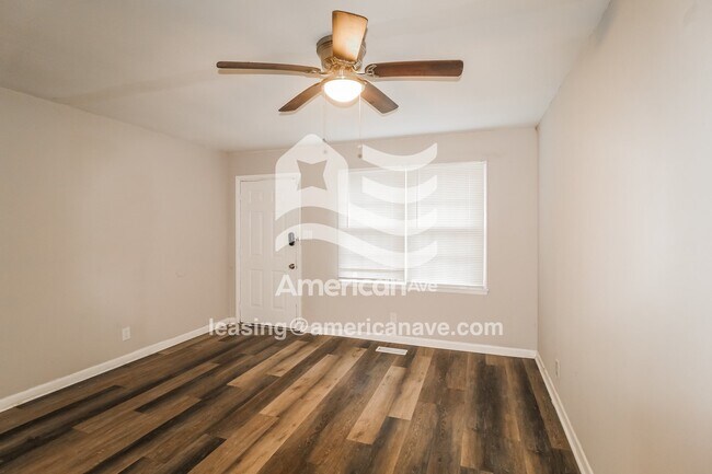 Building Photo - 2570 Greenleaf Dr