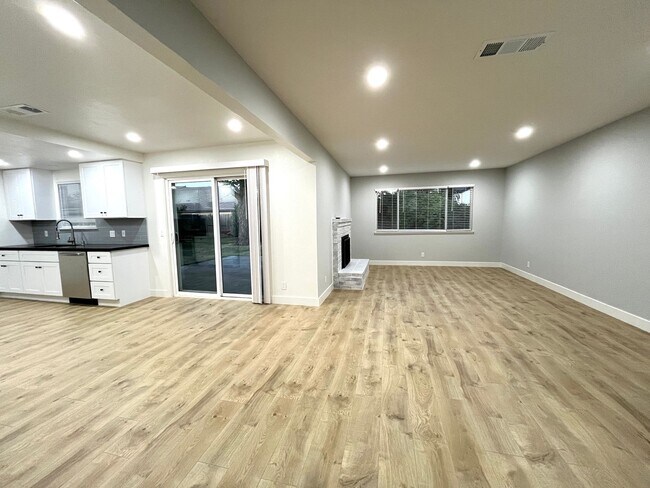 Building Photo - 4825 Racetrack Cir
