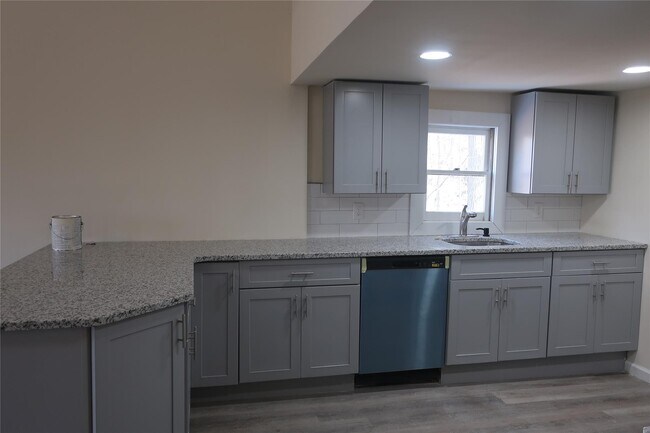 Foto del edificio - 21 Woodland Cir N