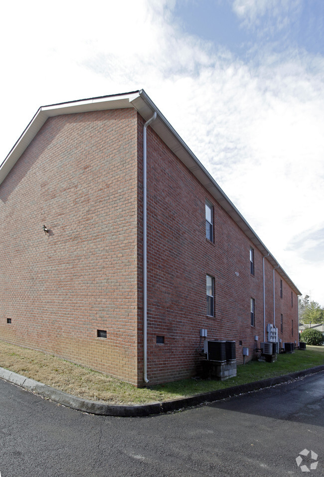 Building Photo - Oak Ridge Suites