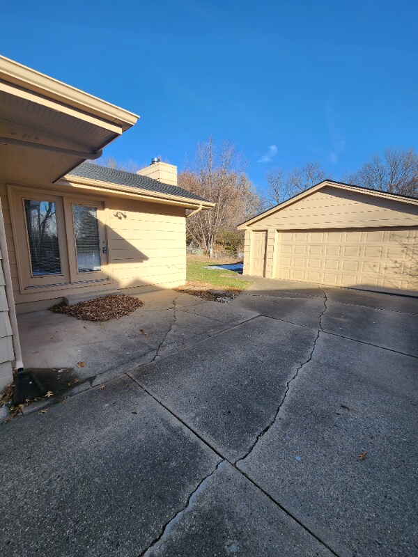 Building Photo - 329 Valley W Dr