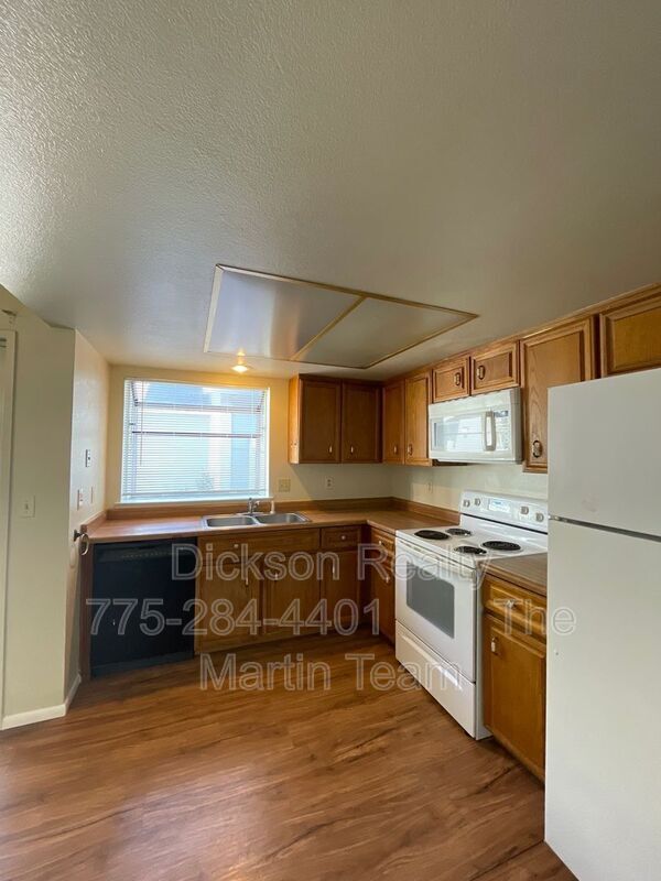 Building Photo - 1908 E Minaret Cir