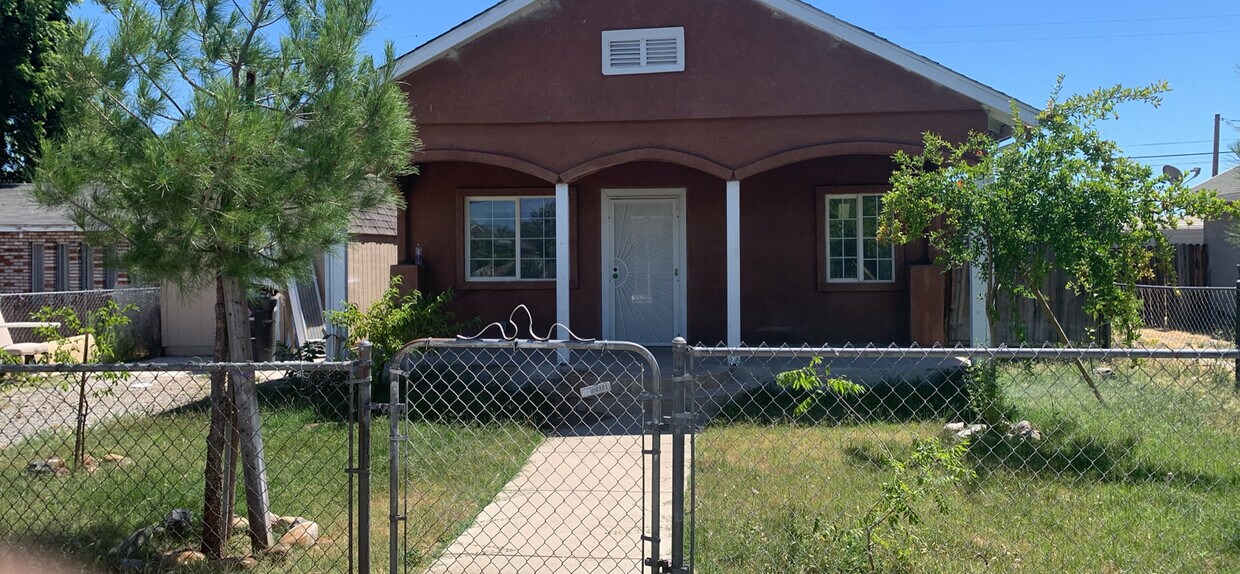 Foto principal - 5232 Clark St