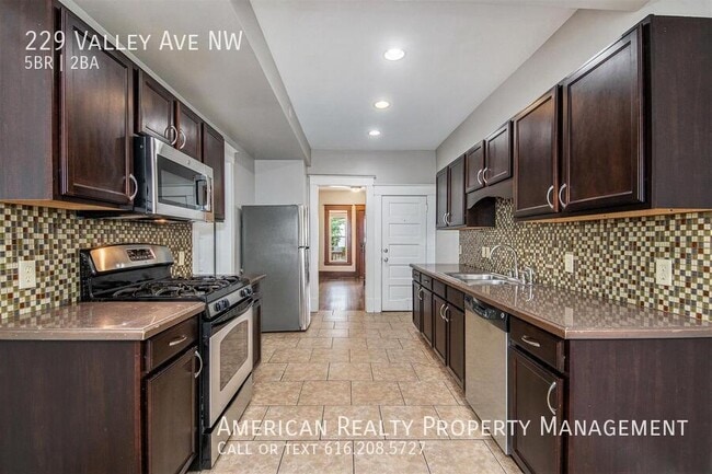 Building Photo - 229 Valley Ave NW