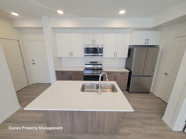 Photo du bâtiment - 9207-9228 228 St NW