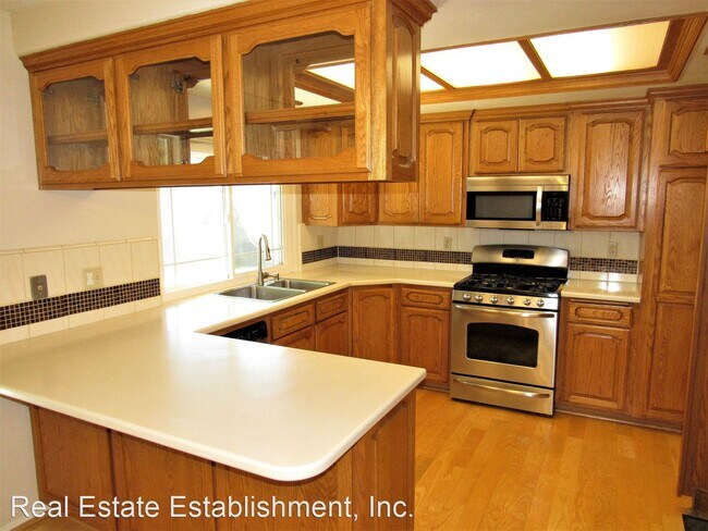 Building Photo - 4 br, 2.5 bath House - 3290 E. Elm Street
