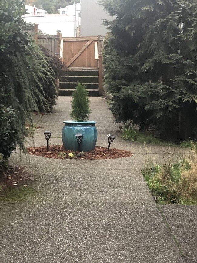 Foto del edificio - Charming Two Bedroom Town Home