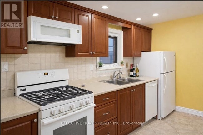 Building Photo - 2 Clubhouse Ct