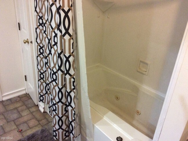 Foto del edificio - 10 br, 1.5 bath  - 4002 Norfolk Ct