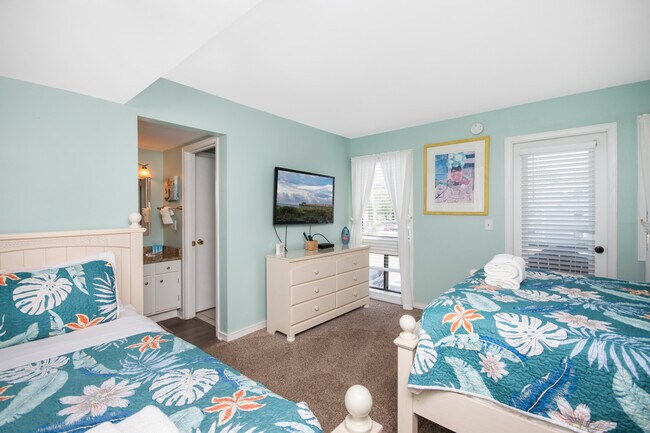 Main bedroom, one queen size bed and one twin size bed - 351 Lake Arrowhead Rd